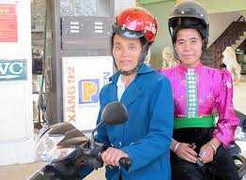 Mũ bảo hiểm thiết kế riêng cho phụ nữ dân tộc