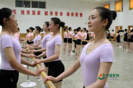 Nữ binh sỹ Trung Quốc luyện vóc dáng trước ngày duyệt binh