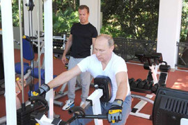 Tổng thống Putin 'khoe' ảnh tập gym cùng Thủ tướng Medvedev