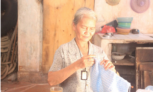 Người phụ nữ nghèo gửi 'hơi ấm' đến Trường Sa