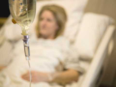 Tử vong vì bị loa phát thanh của bệnh viện rơi trúng đầu