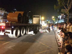 Container cán qua xe máy, người chết người nguy kịch