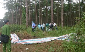 Đôi chân người lộ trên mặt đất: Nghi nạn nhân bị giết cướp ô tô