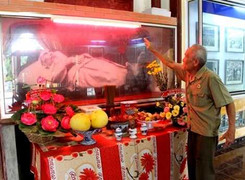 Cựu chiến binh xây bảo tàng Bác Hồ tại tư gia