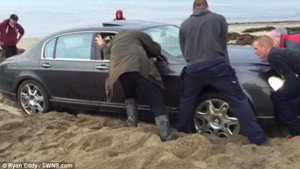 Clip: Giải cứu siêu xe Bentley ‘mắc cạn’ trên bãi biển