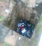 Cán bộ công an tử vong dưới cống nước ven đường