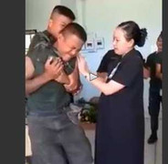 Clip: Sợ tiêm, chàng lính trẻ mặt tái mét