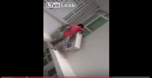 Clip: Choáng với kiểu lắp điều hòa liều lĩnh như ‘Ninja’