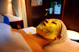 Nhập viện sau khi đắp mặt nạ vàng