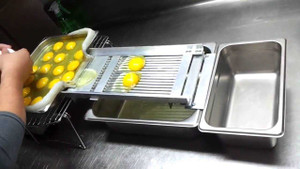 Clip: Dụng cụ tách lòng đỏ trứng siêu tiện lợi cho bà nội trợ