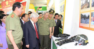 Tổng Bí thư ấn tượng với thiết bị hiện đại do lực lượng Công an sản xuất