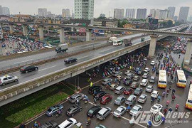 Tắc đường dài hàng km ở ngã tư lớn nhất Hà Nội