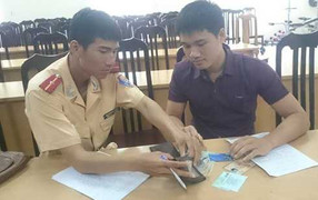 Nam sinh viên nhận lại 10 triệu đồng đánh rơi khi xem bắn pháo hoa