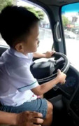 Rùng mình người bố để con trai 6 tuổi cầm vô lăng lái xe trên phố