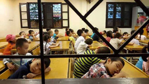 Trẻ ngủ gật vì phải tập dượt khai giảng từ sớm xôn xao dân mạng