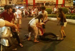 Bạn gái bị trêu ghẹo, nam thanh niên đâm 3 người thương vong