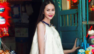 Diễn viên Sella Trương lãng mạn xuống phố trung thu