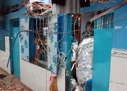 Bồn nước rơi thủng mái tôn, con chết mẹ nguy kịch