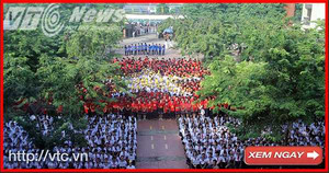 Học sinh xếp hình cờ Tổ quốc trong lễ khai giảng