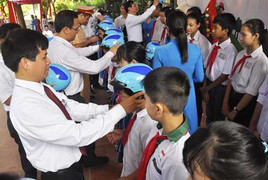 Ông Khuất Việt Hùng: 'Các cháu ra ngoài phải nhắc bố mẹ đội mũ bảo hiểm'