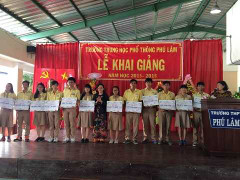 Tài trợ hơn 1,3 tỷ đồng cho quỹ học bổng trong ngày khai giảng