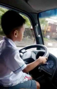 Bé trai 6 tuổi lái xe tải: Công an làm việc với 3 bố con, tạm giữ phương tiện
