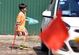 Chú lính chì Thiện Nhân chạy một chân dự khai giảng