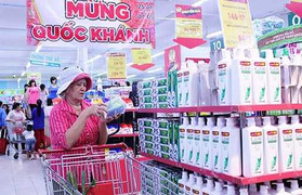 Nghịch lý giá xăng giảm, người tiêu dùng chịu thiệt