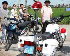 Xe chuyên dụng chắn ngang đường, chiến sỹ CSGT nhập viện