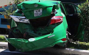 Taxi bẹp dúm sau tai nạn liên hoàn