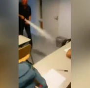 Clip: Thầy giáo đánh thức sinh viên ngủ gật bằng… bình xịt cứu hỏa