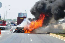Xe đầu kéo phi khỏi quốc lộ rồi bốc cháy ngùn ngụt bên đường tàu