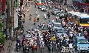 Video: Đỗ xe ở đèn đỏ kiểu này chỉ có ở Hà Nội