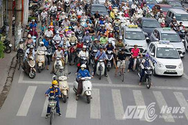 Bát nháo đỗ xe ở đường rẽ phải: Người phía sau bấm còi inh ỏi, 'chửi thề'