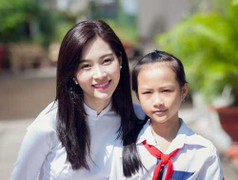 Hoa hậu Thu Thảo diện áo dài trắng đi trao học bổng