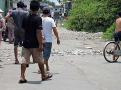 Cá chết trắng bè, ngư dân chất đống trước cổng nhà máy