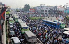 Ùn tắc kinh hoàng ở TP.HCM: Đủ kiểu nguyên nhân
