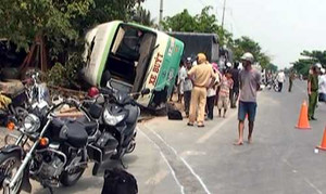 Xe khách giường nằm lật ngang cầu, 7 người nhập viện