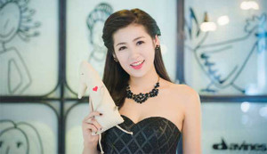 Á hậu Dương Tú Anh vai trần gợi cảm thu hút mọi ánh nhìn