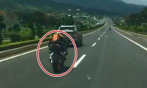 Dàn xe phân khối lớn phóng như 'bay' trên cao tốc