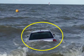 Clip: Siêu xe Audi A6 đỗ sát bờ biển bị thủy triều ‘nuốt chửng’