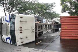 Container lật giữa đường, taxi húc đuôi xe tải bẹp dúm