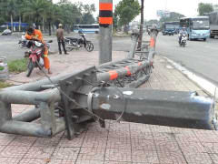 Cần cẩu tông sập bảng hạn chế chiều cao, 1 người chết thảm