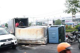 Xe chở bia lật nhào bốc khói, chắn ngang đường