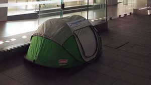 Dựng lều cắm trại chờ mua iPhone 6S