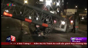 Clip: Ôtô kéo đổ thanh giới hạn chiều cao, đè chết người đi đường ở TP.HCM