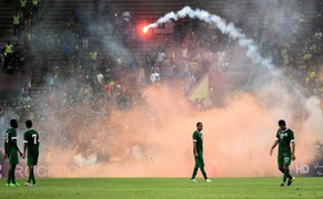 Ultras Malaysia nổi cơn thịnh nộ, phá hỏng trận đấu của Malaysia