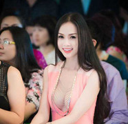 Vũ Ngọc Anh mặc váy khoét sâu lên báo nước ngoài