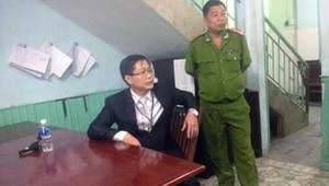 Bắt giam trưởng phòng bảo hiểm hất CSGT lên nắp capô