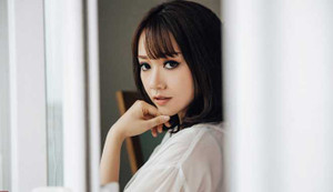 Băng Di 'nóng bỏng' với đồ ren bên trai lạ